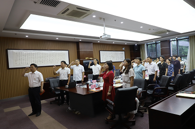 全体党员重温入党誓词-1