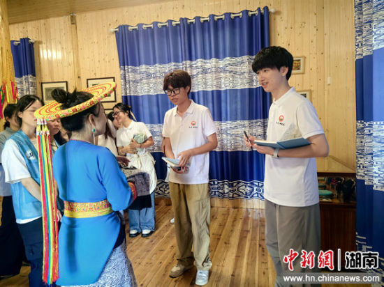 团队成员正在开展实践调研。