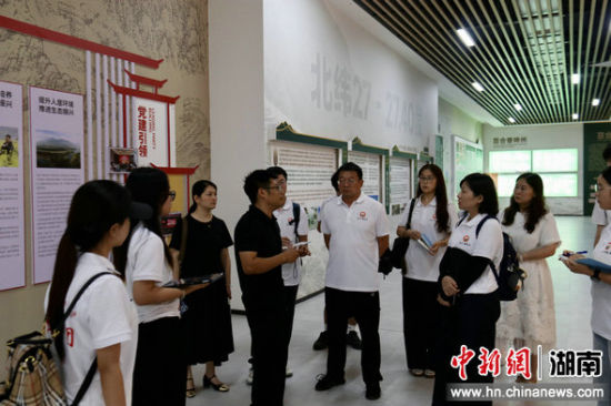 团队成员正在开展实践调研。