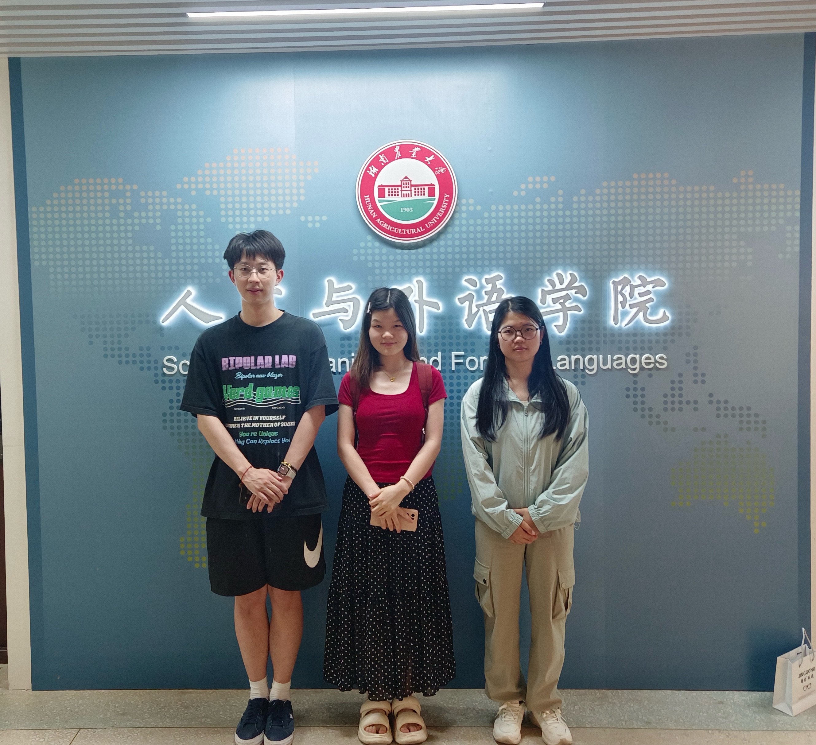 1. 特级助手:陆述涛、刘贵霞 高级摄影师:粟孝燕.jpg