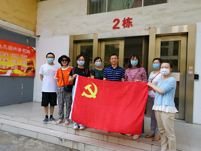 教师党员在东湖学生园区开展“寄家当”合影-1