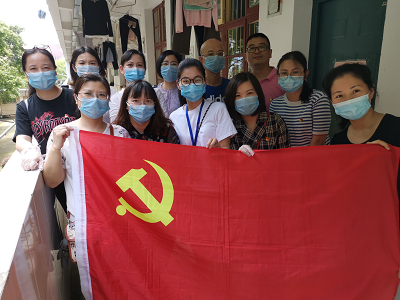 教师党员在芷兰学生园区开展“云接单”合影-1